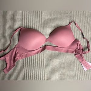 INCREDIBLE BY VICTORIA’S SECRET
Wireless Push-Up Bra (silicone pedals one size)